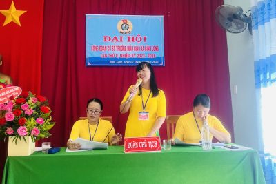Thực hiện Kế hoạch số 41/KH-LĐLĐ ngày 29/4/2022 của Ban Thường vụ LĐLĐ huyện Bình Sơn về tổ chức Đại hội Công đoàn cơ sở trực thuộc; Chiều ngày 07/02/2023 Công đoàn cơ sở Trường Mẫu giáo Bình Long tổ chức Đại hội công đoàn lần thứ 2, nhiệm kỳ 2023-2028; Đến dự Đại hội có Đồng chí Trần Văn Hùng – UV Ban thường vụ LĐLĐ huyện- Giám đốc trung tâm truyền thông văn hóa thể thao huyện Bình Sơn. Đ/c: Dương Thị Kim Liên – Bí thư chi bộ –  Hiệu trưởng nhà trường, cùng 13 đoàn viên của CĐCS Trường Mẫu giáo Bình Long. Công đoàn cơ sở Trường Mẫu giáo Bình Long có tổng số 13 đoàn viên, trong đó có 07 đảng viên. Nhiệm kỳ 2017 – 2022, Công đoàn thực hiện tốt chức năng đại diện, chăm lo và bảo vệ quyền, lợi ích hợp pháp, chính đáng của đoàn viên và người lao động; đẩy mạnh tuyên truyền, tổ chức quán triệt các chủ trương, Nghị quyết của Đảng, chính sách pháp luật của Nhà nước, của tổ chức Công đoàn. Chủ động tổ chức nhiều hoạt động thiết thực chăm lo đời sống vật chất và tinh thần cho đoàn viên và người lao động. Phối hợp triển khai thực hiện Chỉ thị số 05-CT/TW về “Đẩy mạnh học tập và làm theo tư tưởng, đạo đức, phong cách Hồ Chí Minh” gắn với cuộc vận động “Mỗi thầy, cô giáo là một tấm gương đạo đức, tự học và sáng tạo”; cuộc vận động “Dân chủ – Kỷ cương – Tình thương – Trách nhiệm”.Công đoàn Trường đã giới thiệu cho Chi bộ kết nạp 03 đảng viên mới.  Ghi nhận và biểu dương những nỗ lực cũng như kết quả đã đạt được của Công đoàn Trường Mẫu giáo Bình Long, đồng chí Đồng chí Trần Văn Hùng – UV Ban thường vụ LĐLĐ huyện đề nghị Ban Chấp hành Công đoàn khóa mới tiếp tục phát huy những thành tích đã đạt được, thực hiện tốt vai trò của tổ chức công đoàn, xây dựng tập thể ngày càng vững mạnh, đưa sự nghiệp giáo dục ngày càng đi lên vững chắc. Đại hội đã bầu 3 thành viên vào Ban Chấp hành Công đoàn Trường Mẫu giáo Bình Long nhiệm kỳ 2023 – 2028. Tại phiên họp thứ nhất Ban chấp hành Công đoàn, đồng chí Võ Thị Hồng Hoa – giáo viên đã được bầu giữ chức danh Chủ tịch Công đoàn khoá mới, đồng chí Nguyễn Thị Thanh – Phó Hiệu trưởng nhà trường đã được bầu vào Ủy ban kiểm tra, đồng chí Mai Thị Trâm – kế toán được bầu vào Ban nữ công và bầu 1 đại biểu chính thức cùng 1 đại biểu dự khuyết đi dự Đại hội công đoàn cấp trên  ./. Một số hình ảnh tại  Đại hội Công đoàn cơ sở Trường Mẫu giáo Bình Long lần thứ 2, nhiệm kỳ 2023-2028: