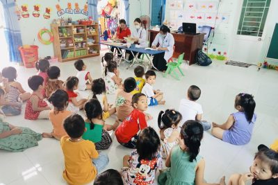 TRẠM Y TẾ XÃ BÌNH LONG  TỔ CHỨC KHÁM SỨC KHỎE ĐỊNH KỲ LẦN 2  CHO TRE TRƯỜNG MẪU GIÁO BÌNH LONG  NĂM HỌC 2022-2023